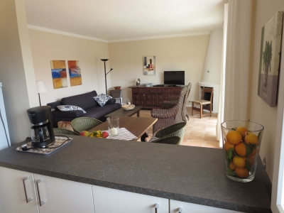 Blick von Küche aufs Wohnzimmer